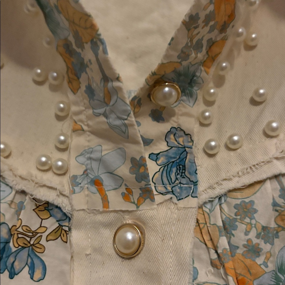 POL Cream and Floral Button-Up with Pearl Accents - Picture 4 of 9